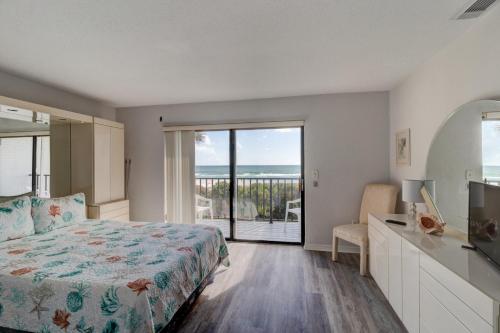 ポンス・インレットにあるBlue Skies Oceanfront 2 bedroom townhouseのベッドがあり海が見える寝室