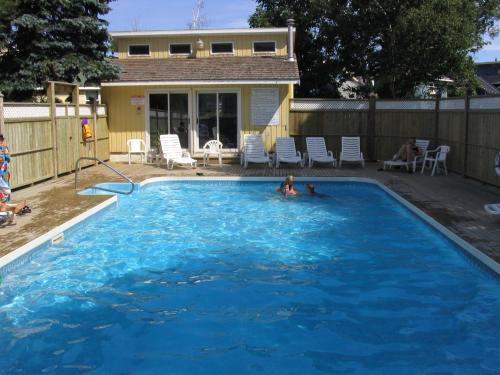 a woman is laying in a swimming pool at Shining Waters Country Inn in Cavendish