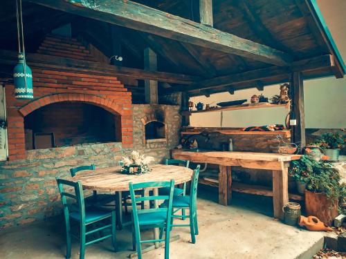 KavanaKunt في أراندجيلوفاك: غرفة طعام مع طاولة وفرن من الطوب