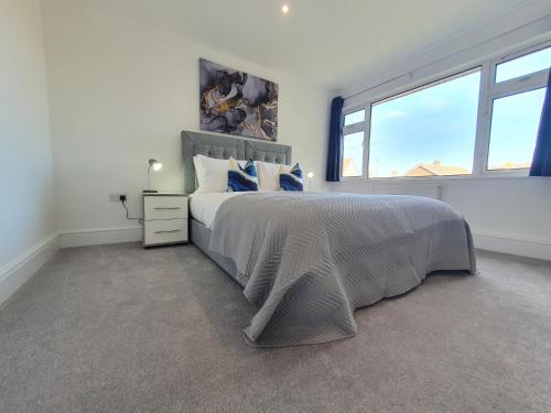 Ένα ή περισσότερα κρεβάτια σε δωμάτιο στο Lovely 2 - Cozy Retreat Modern 2-Bedroom Flat in Bedfordshire with Fully-Equipped Kitchen and Relaxing Living Space