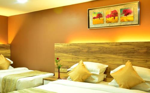 Una cama o camas en una habitación de Pearl City Hotel