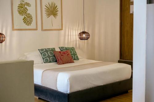 カルタヘナ・デ・インディアスにあるLuxury 1BR suite Rooftop 201のベッドルーム1室(枕2つ付)