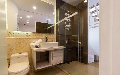 カルタヘナ・デ・インディアスにあるLuxury 1BR suite Rooftop 201のバスルーム(トイレ、洗面台、シャワー付)