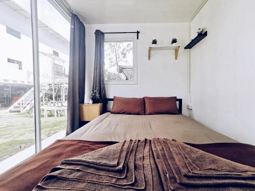 Un pat sau paturi într-o cameră la 3199 Cafe' Latya
