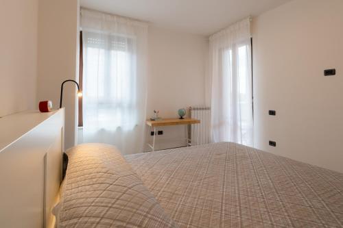 una camera con letto e finestra di MIZAR- Appartamento privato con parcheggio gratuito by Appartamenti Petrucci a Foligno