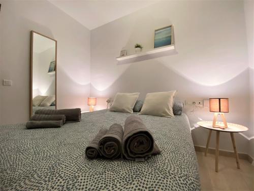 1 dormitorio con 1 cama grande y espejo grande en Apartamento Felipe Neri 10, en Málaga