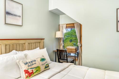 ein Schlafzimmer mit einem Bett und einem Tisch mit einem Stuhl in der Unterkunft Lake Rescue Escape in Ludlow