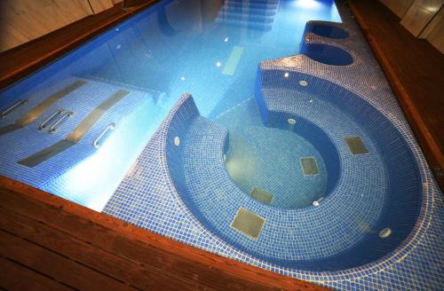 vistas a una piscina de agua en un edificio en IMI Hotel & Spa, en Ourense