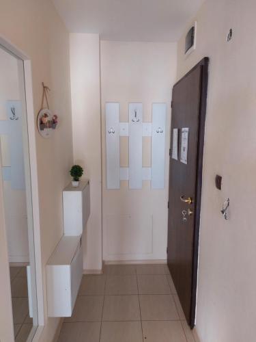 una camera con corridoio, porta e mensola di Apartament Emi a Sandanski