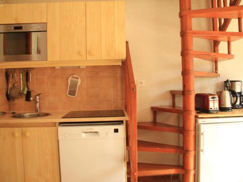 Appartement Châtel, 2 pièces, 5 personnes - FR-1-200-220にあるキッチンまたは簡易キッチン