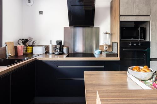 Kuchyň nebo kuchyňský kout v ubytování Chambre D'hôtes Chez Dom