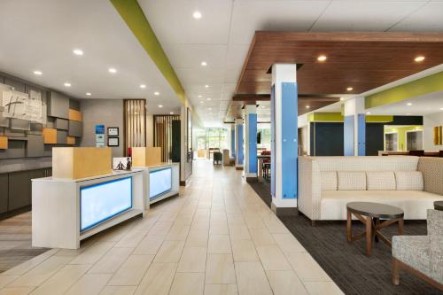 un vestíbulo de un hospital con sofás y mesas en Holiday Inn Express & Suites Salisbury by IHG, en Salisbury