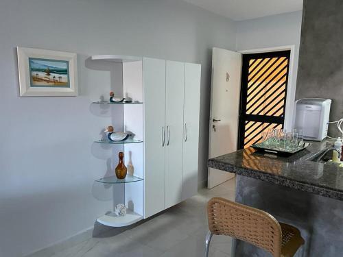 - une cuisine blanche avec un comptoir et un évier dans l'établissement Apartamento Aquaville Resort by WL Temporada, à Aquiraz