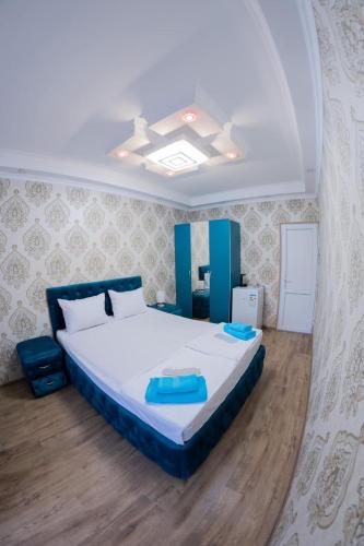  Hovasapyan's Family Guest House -  Room  picture :   Tea/Coffee maker    Shower    Bath                           