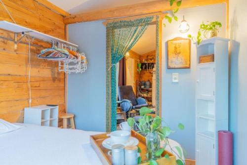 una camera con letto e specchio di Private Cabin With Alaskan Charm a Fairbanks