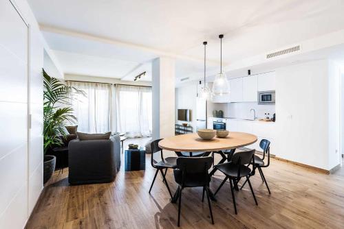 a dining room and kitchen with a table and chairs at Apartamento Bguest con terraza in Alicante
