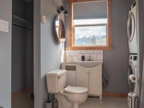 łazienka z toaletą, umywalką i oknem w obiekcie Maple Ranch Golden w mieście Golden