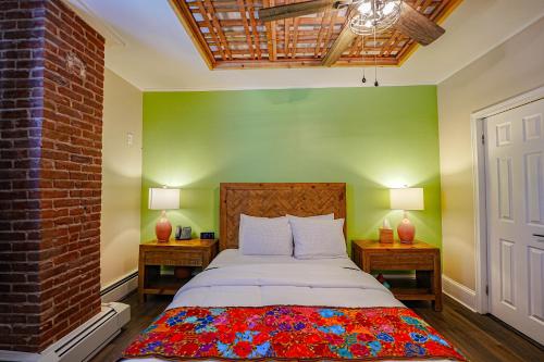 a bedroom with a bed with two tables and two lamps at La Posada in Milford