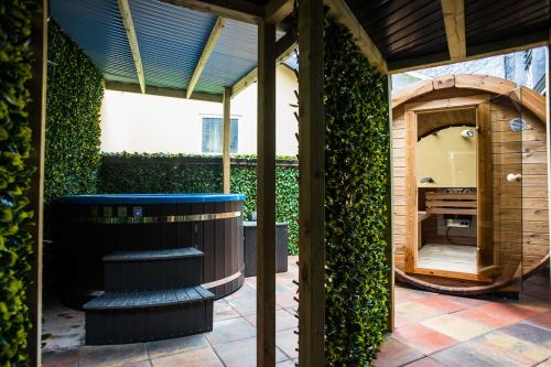 ห้องน้ำของ Holyrood Hotel - Leisure Centre & The Spa at Orchids