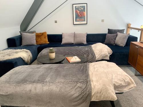 Un pat sau paturi într-o cameră la Unique Central Newark Double-Height Apartment
