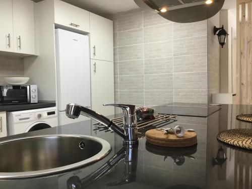 uma casa de banho com uma banheira e um lavatório numa cozinha em Ático Pablo 5, a cinco minutos del Puerto de la Cruz em Los Realejos