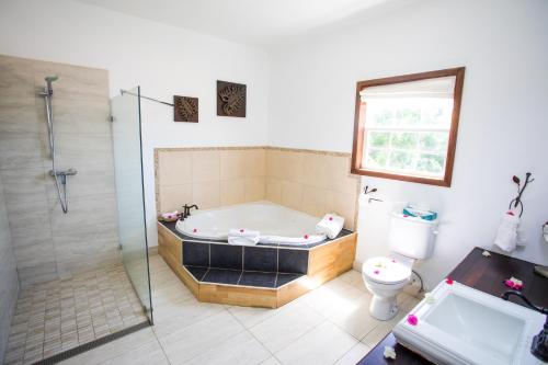 Bilik mandi di True Blue Bay Resort