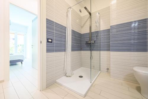 ソレントにある[SORRENTO *****] Suite Imperiale Ingenitoのシャワー、トイレ、洗面台付きのバスルーム