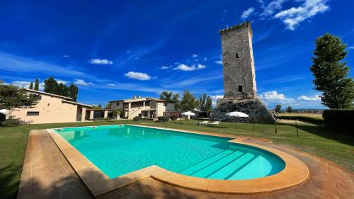 een zwembad voor een huis met een toren bij Spello By The Pool - Sleeps 11 - wifi, air con, pool for your exclusive use in Limiti