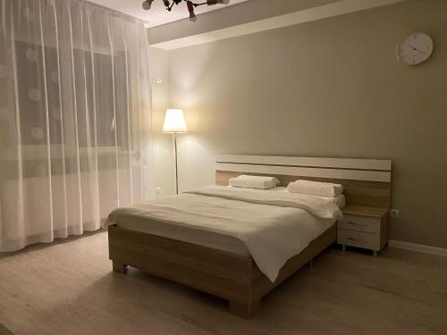 Un pat sau paturi într-o cameră la Red Forest
