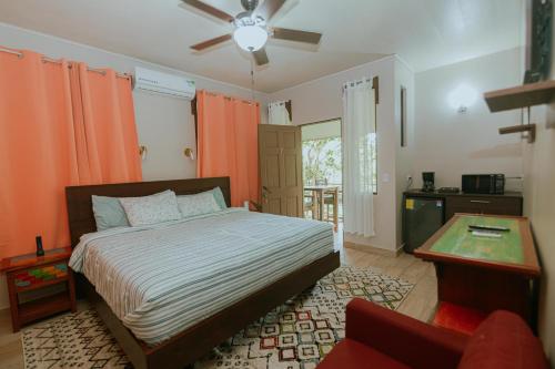 ein Schlafzimmer mit einem Bett, einem Tisch und einem Stuhl in der Unterkunft Oasis Diverse Adult Retreat in Quepos