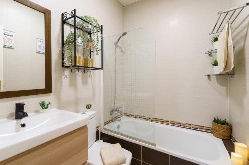 Kúpeľňa v ubytovaní Bright two-bedroom apartment in the historic center