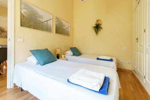 Posteľ alebo postele v izbe v ubytovaní Bright two-bedroom apartment in the historic center