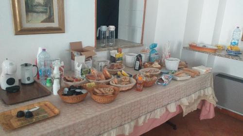 einen Tisch mit Körben mit Lebensmitteln drauf in der Unterkunft la vecchia locanda in Vietri