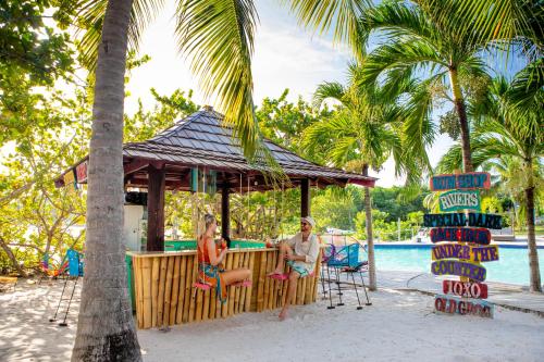 Kolam renang di atau dekat dengan True Blue Bay Resort