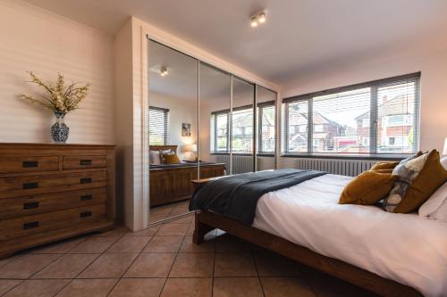 a bedroom with a bed and a large window at Seldon hideout in Reading in Reading