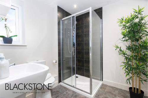 Un baño con ducha, inodoro y lavabo. en Avery House 4 - One Bedroom with Outdoor Terrace, en Darlington