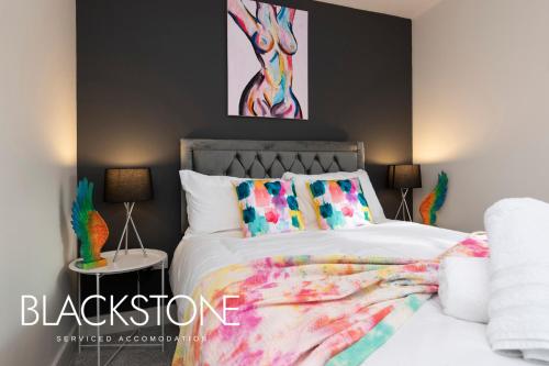 um quarto com uma cama branca e um cobertor colorido em Avery House 4 - One Bedroom with Outdoor Terrace em Darlington