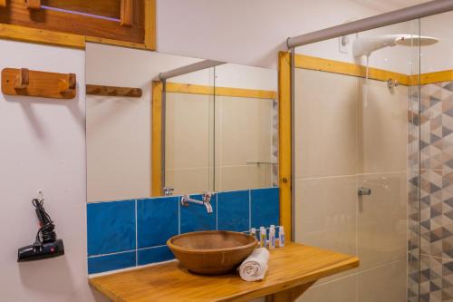 a bathroom with a bowl sink and a shower at Pousada Chez Toi in Jericoacoara