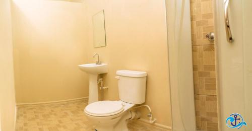 uma casa de banho com um WC e um lavatório em Mariner Motel em Bridgetown