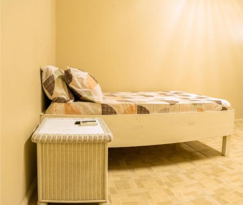 ein Bett und ein Mülleimer in einem Zimmer in der Unterkunft Mariner Motel in Bridgetown