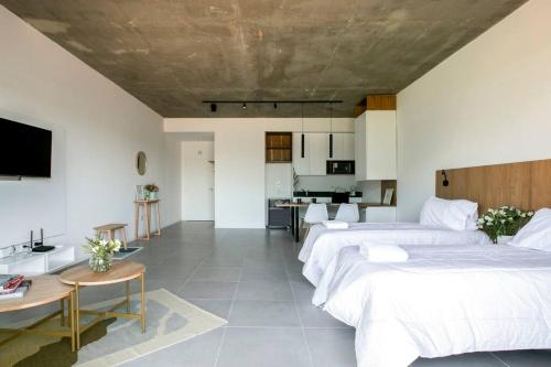 Habitación de hotel con 2 camas y mesa en Departamento premium en Pilar 227 en Manuel Alberti