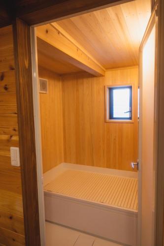 una pequeña sauna con ventana en una habitación de madera en Guest House Tamaki - Vacation STAY 53922v en Furuichi