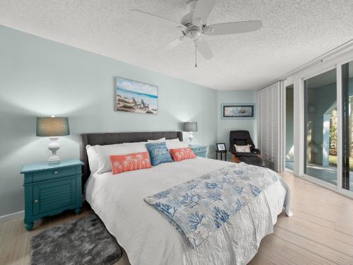 - une chambre avec un lit et un ventilateur de plafond dans l'établissement Hibiscus 103-D, 2 Bedrooms, Ground Floor, Pools, Wifi, Sleeps 4, à Saint Augustine