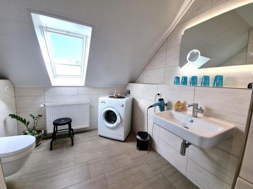 a bathroom with a washing machine and a sink at Ferienwohnung Wipperau I in Uelzen