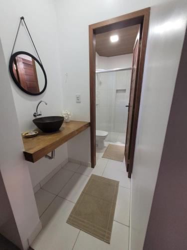 uma casa de banho com um lavatório e um espelho em Pousada Tauari em Alter do Chão
