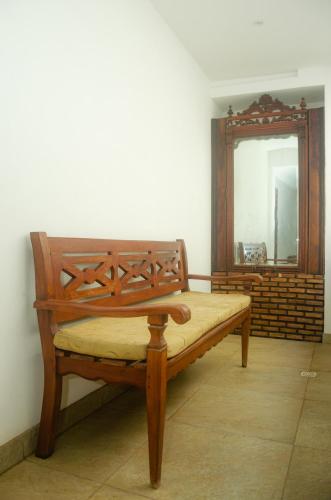 a wooden bench sitting in a room with a mirror at Pousada e Hostel Chez Marianne in Salvador
