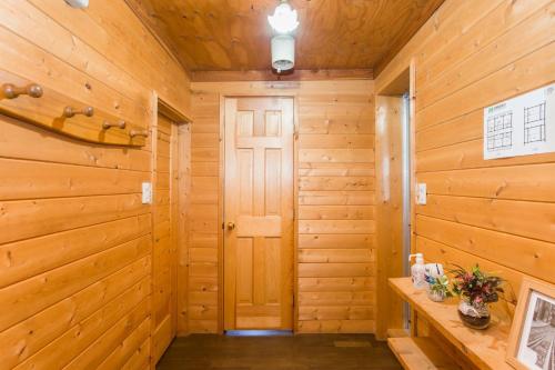 eine Kabine mit Holzwänden und einer Tür in der Unterkunft Haskap - Vacation STAY 40804v in Tōya