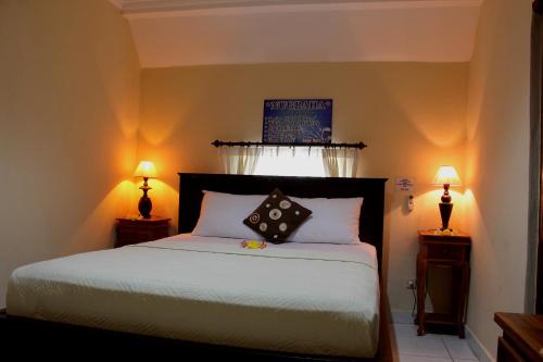 Nugraha Guesthouse 1 tesisinde bir odada yatak veya yataklar