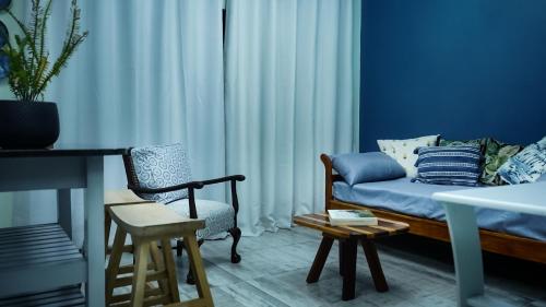 ein Wohnzimmer mit einem Sofa und einem Stuhl in der Unterkunft 1-bedroom apartment with secure basement parking in Stellenbosch