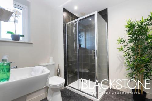 een badkamer met een douche, een toilet en een wastafel bij Avery House 8 - One Bed Apartment by BPNE in Darlington